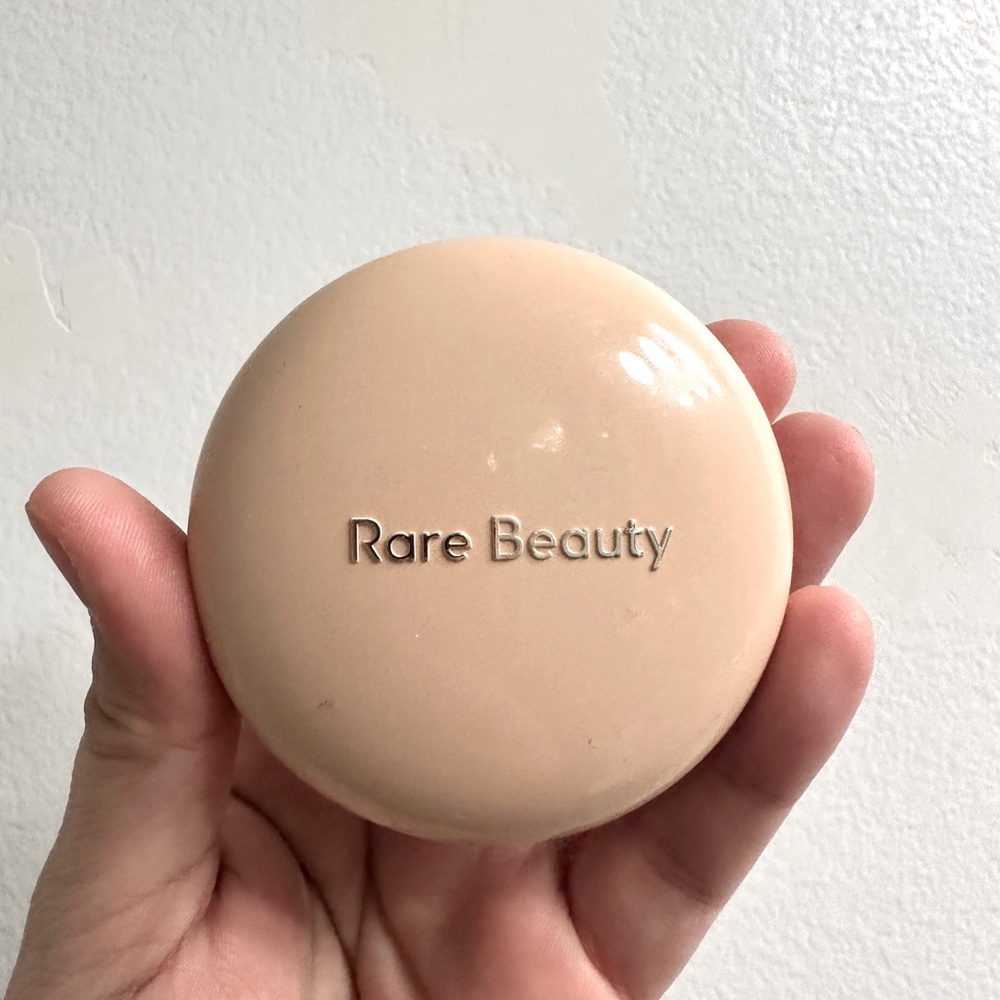 Rare Beauty Powder Highlighter in Mesmerize